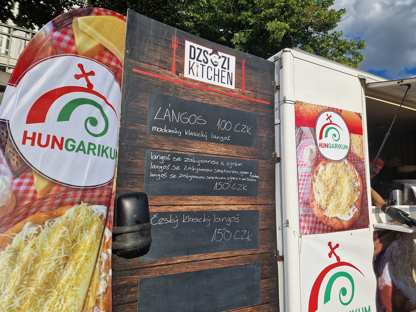 Čardáš, guláš a fronta na fantastický langoš za 100 Kč: Na pražské náplavce se koná maďarský festival Náplavkőőő