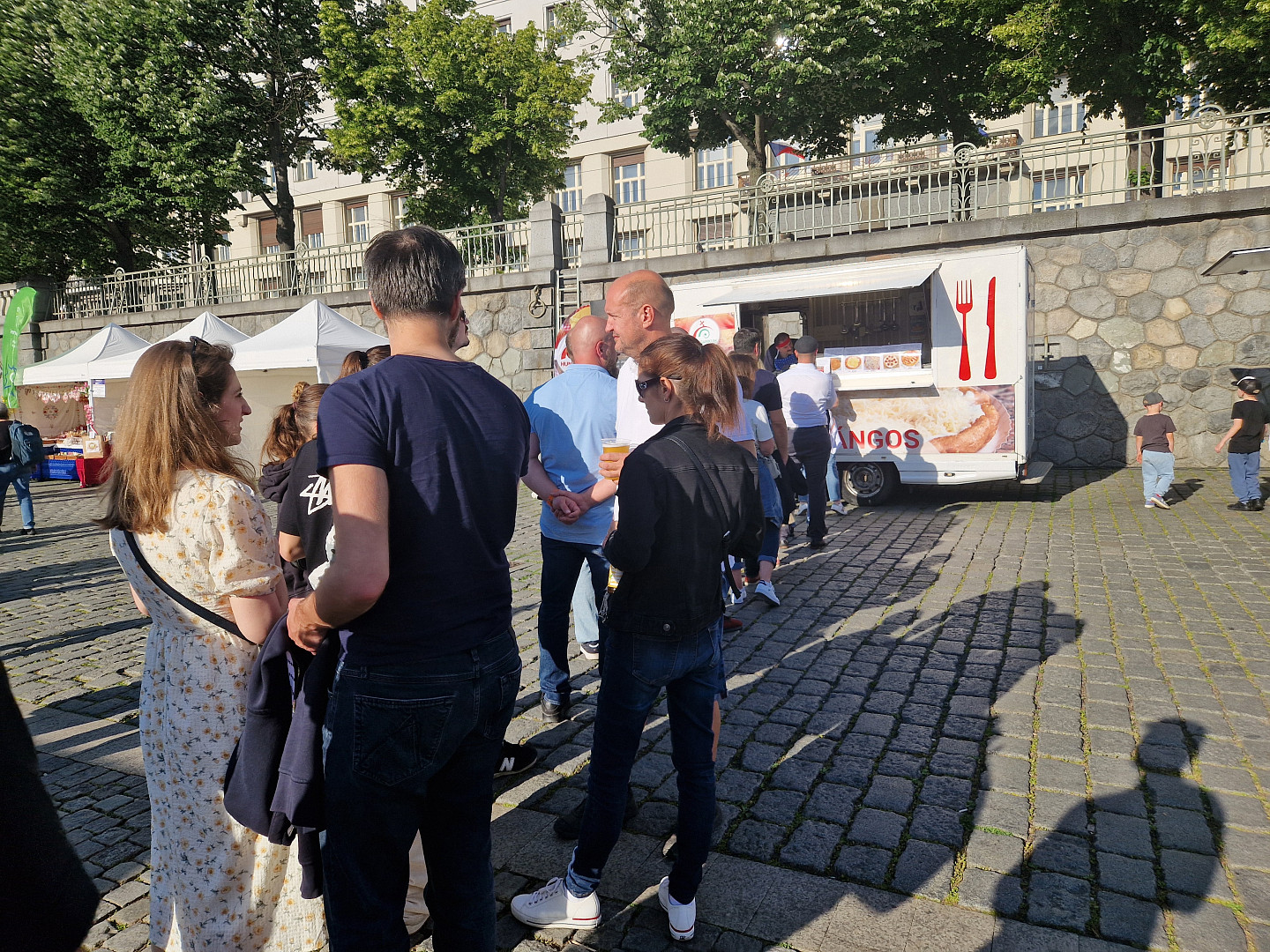 Čardáš, guláš a fronta na fantastický langoš za 100 Kč: Na pražské náplavce se koná maďarský festival Náplavkőőő