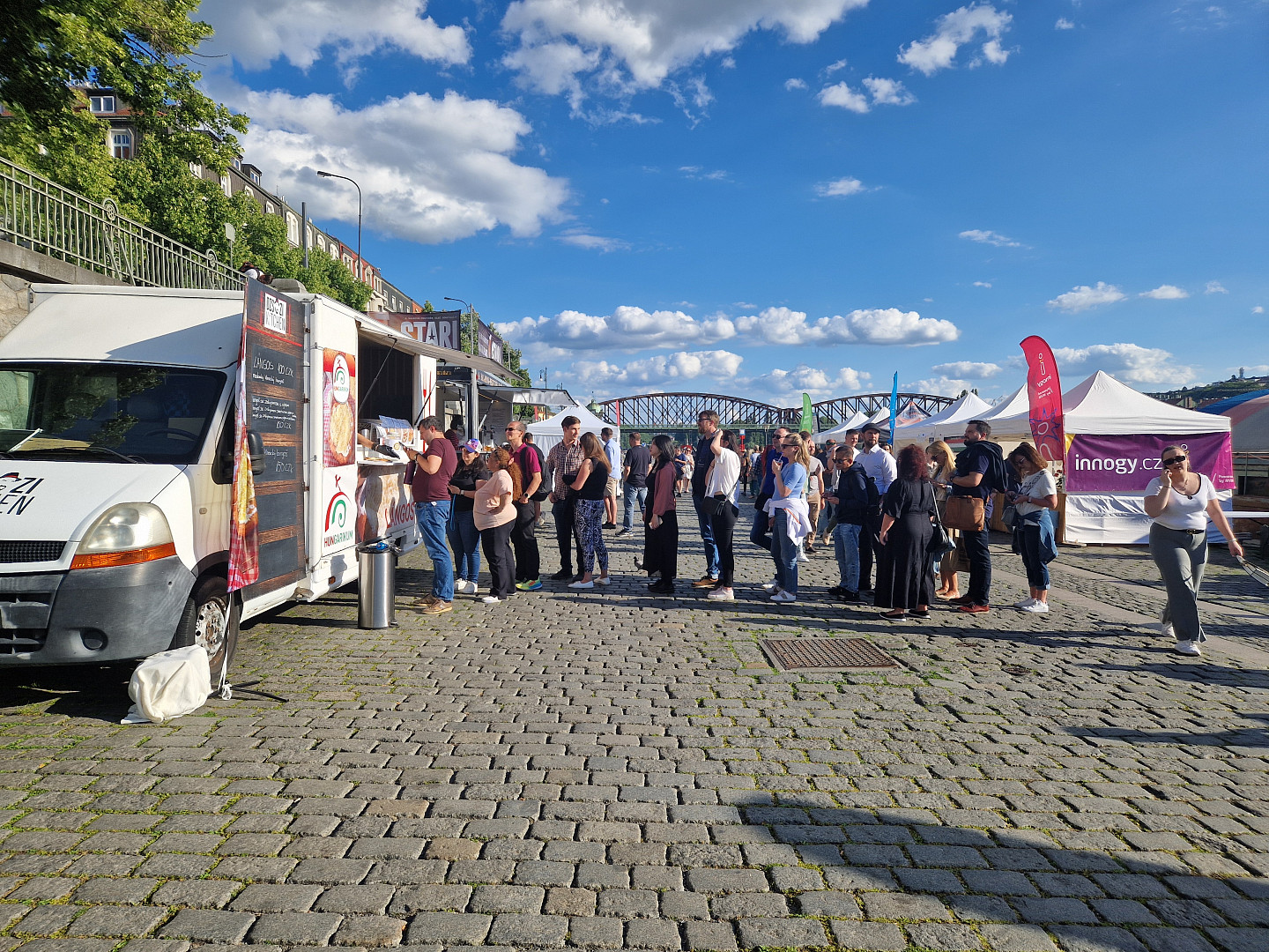 Čardáš, guláš a fronta na fantastický langoš za 100 Kč: Na pražské náplavce se koná maďarský festival Náplavkőőő