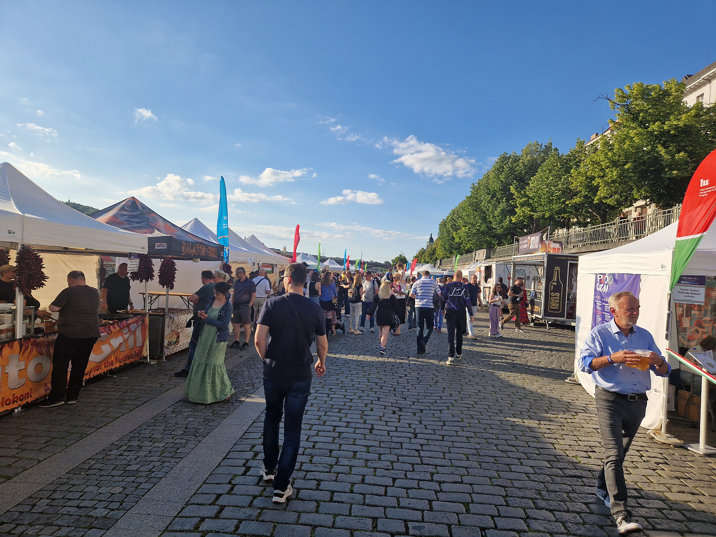 Čardáš, guláš a fronta na fantastický langoš za 100 Kč: Na pražské náplavce se koná maďarský festival Náplavkőőő