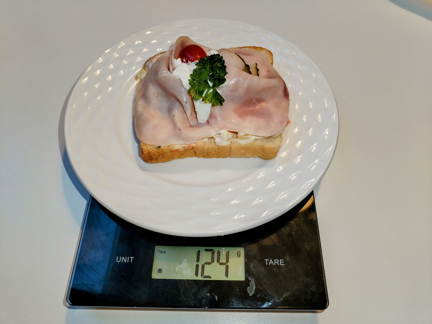 Test šunkových chlebíčků v Praze: Nejlevnější koupíte za 29 Kč, ale popojedete si. Kvalitu seženete i v centru za 39 Kč