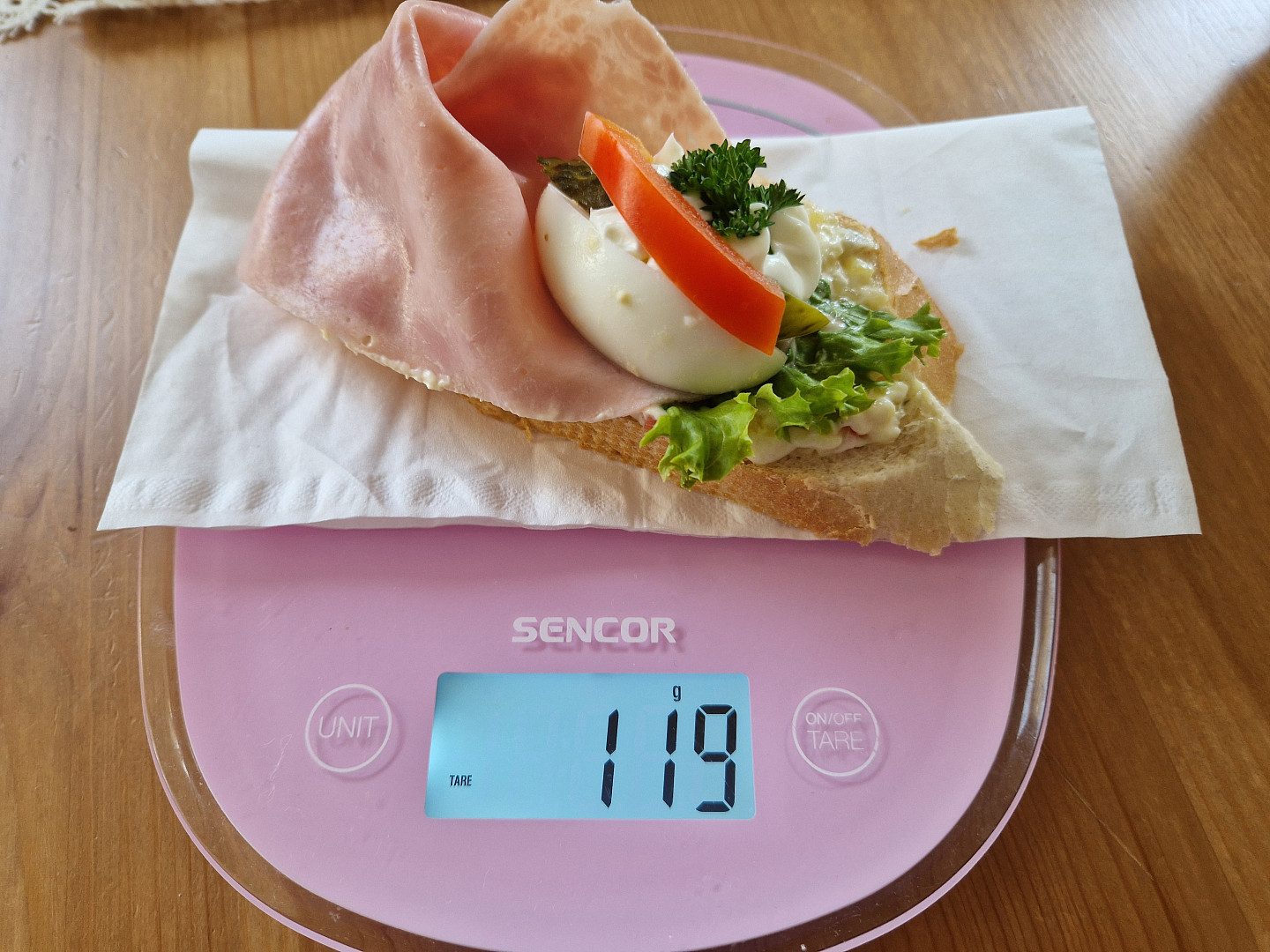 Test šunkových chlebíčků v Praze: Nejlevnější koupíte za 29 Kč, ale popojedete si. Kvalitu seženete i v centru za 39 Kč
