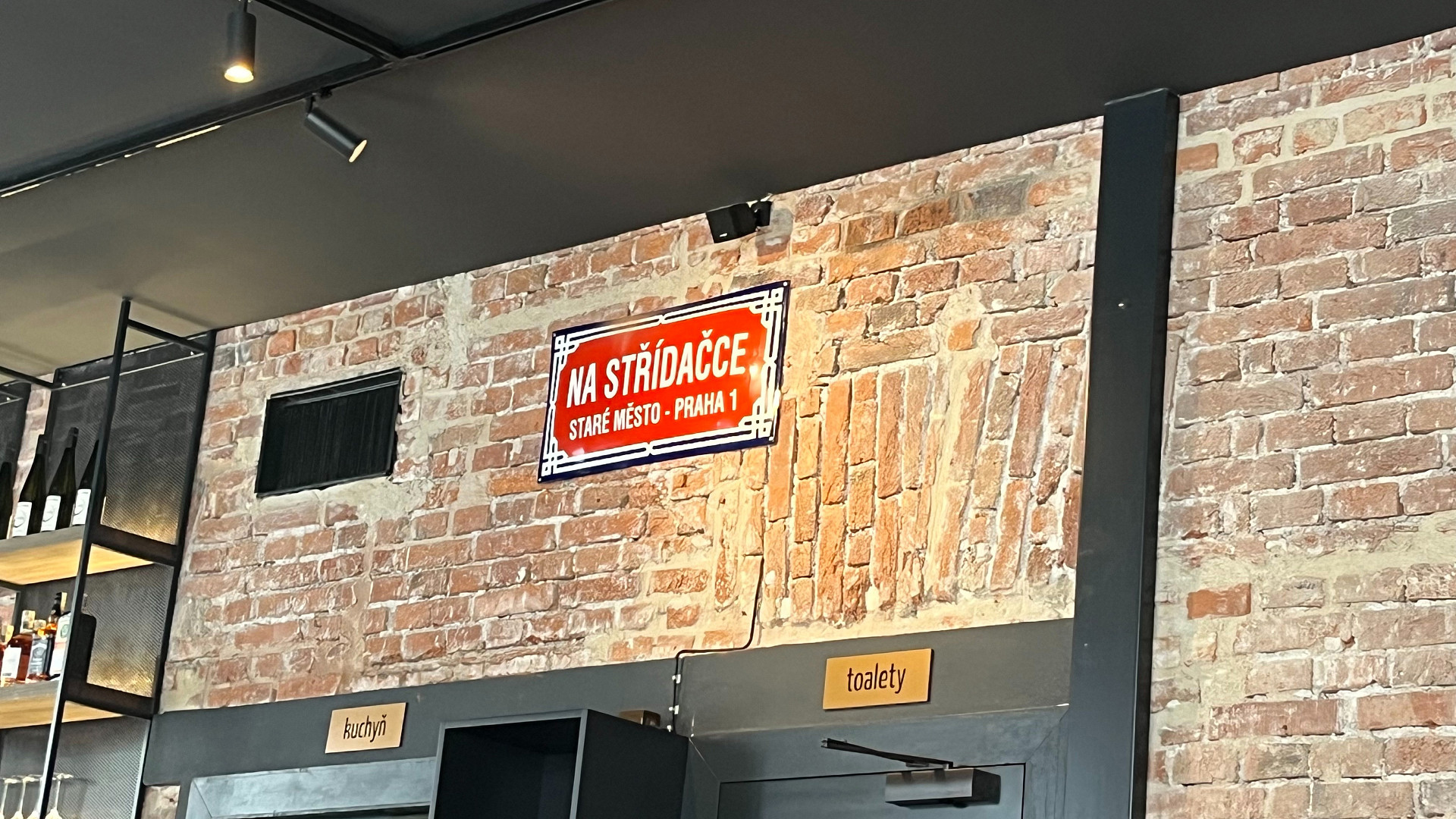 Navštívili jsme restauraci Střídačka, kde naši hokejisté slavili loňské zlato: Zdejší burger za 359 Kč stojí za vyzkoušení