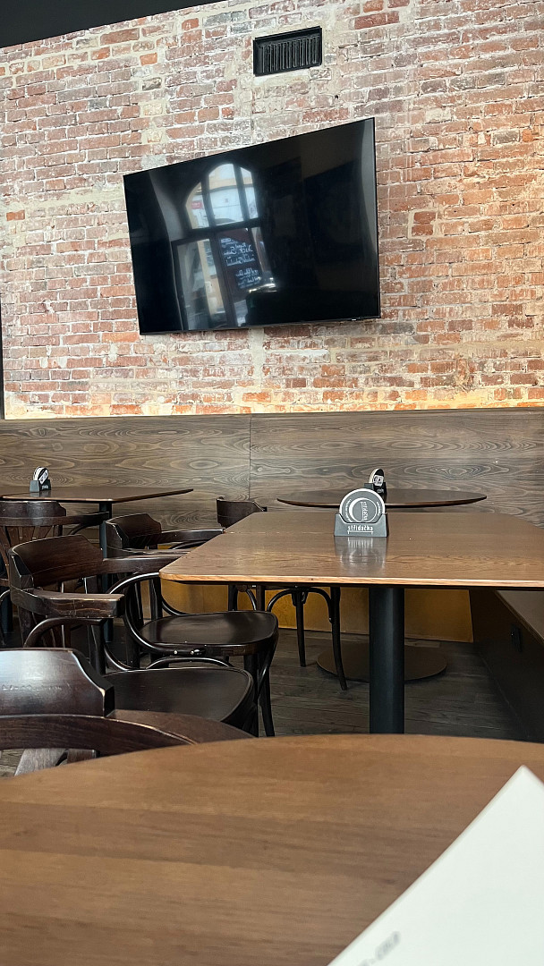 Navštívili jsme restauraci Střídačka, kde naši hokejisté slavili loňské zlato: Zdejší burger za 359 Kč stojí za vyzkoušení