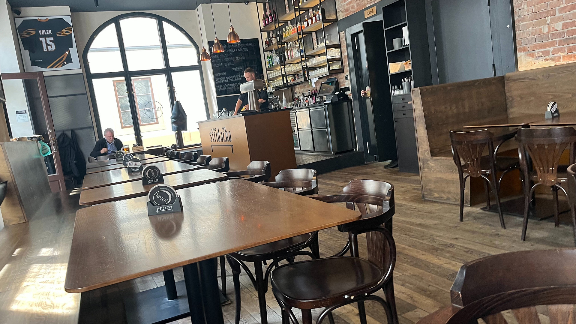 Navštívili jsme restauraci Střídačka, kde naši hokejisté slavili loňské zlato: Zdejší burger za 359 Kč stojí za vyzkoušení
