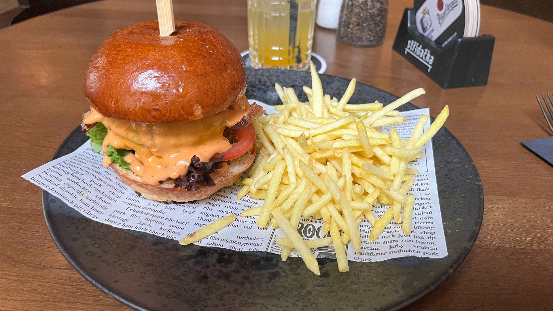 Navštívili jsme restauraci Střídačka, kde naši hokejisté slavili loňské zlato: Zdejší burger za 359 Kč stojí za vyzkoušení