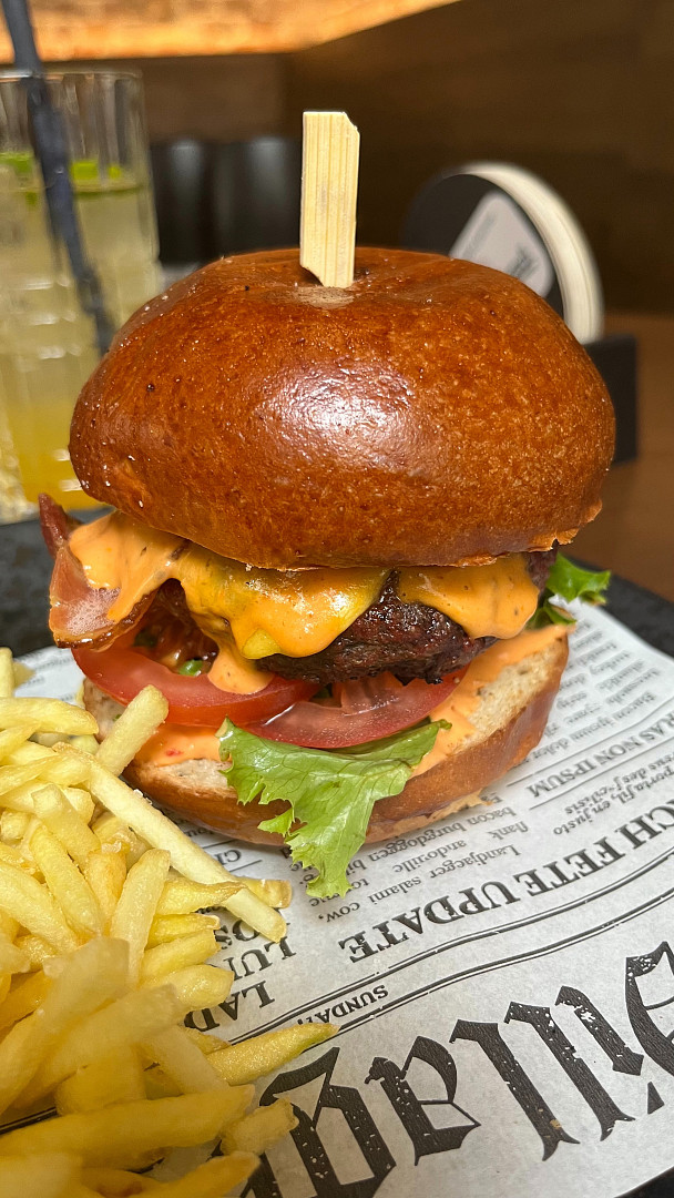 Navštívili jsme restauraci Střídačka, kde naši hokejisté slavili loňské zlato: Zdejší burger za 359 Kč stojí za vyzkoušení