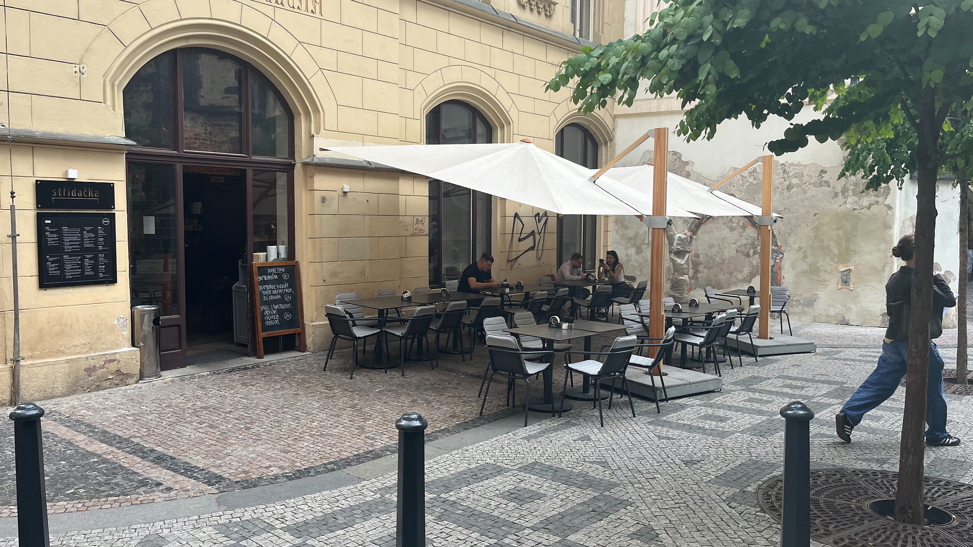 Navštívili jsme restauraci Střídačka, kde naši hokejisté slavili loňské zlato: Zdejší burger za 359 Kč stojí za vyzkoušení