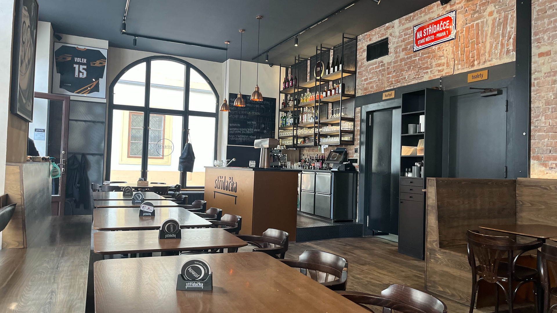 Navštívili jsme restauraci Střídačka, kde naši hokejisté slavili loňské zlato: Zdejší burger za 359 Kč stojí za vyzkoušení
