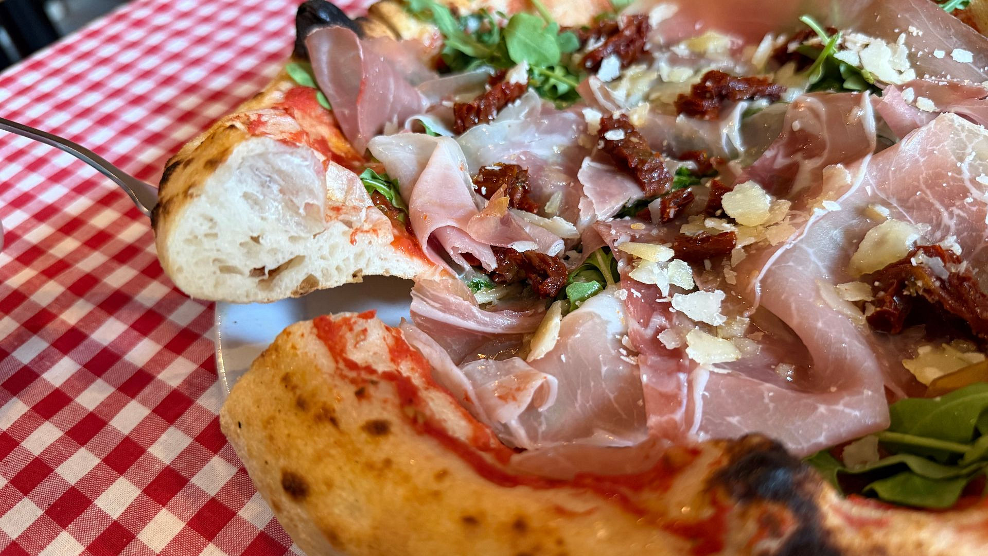 Našli jsme nejlepší pizzu v Brně: Neapolskou klasiku si vychutnáte do 300 korun, za zážitek si trochu připlatíte