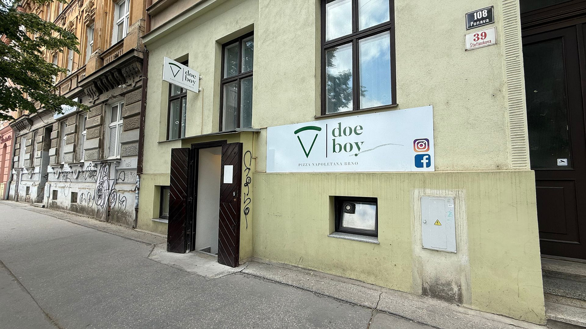 Našli jsme nejlepší pizzu v Brně: Neapolskou klasiku si vychutnáte do 300 korun, za zážitek si trochu připlatíte