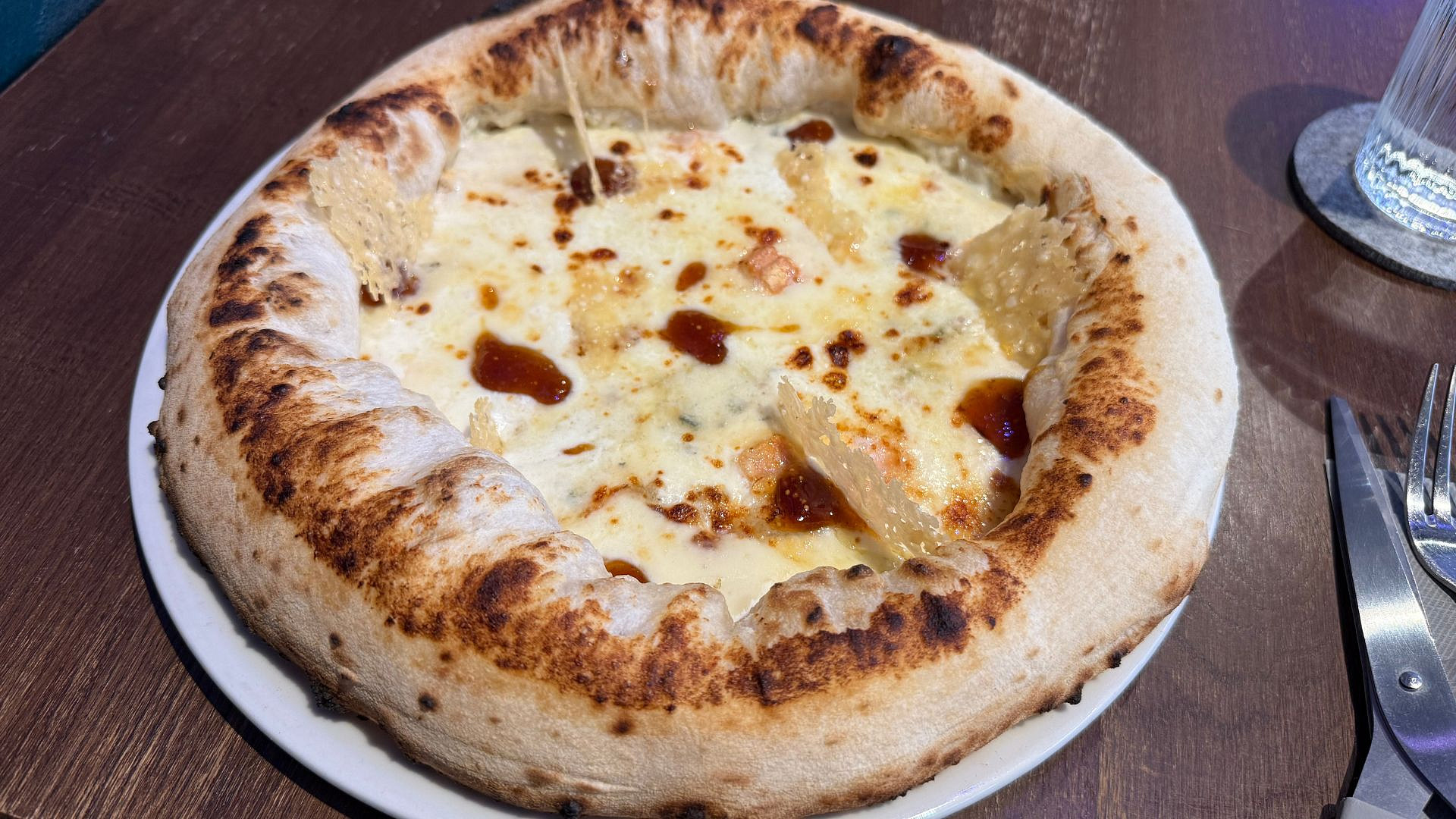 Našli jsme nejlepší pizzu v Brně: Neapolskou klasiku si vychutnáte do 300 korun, za zážitek si trochu připlatíte