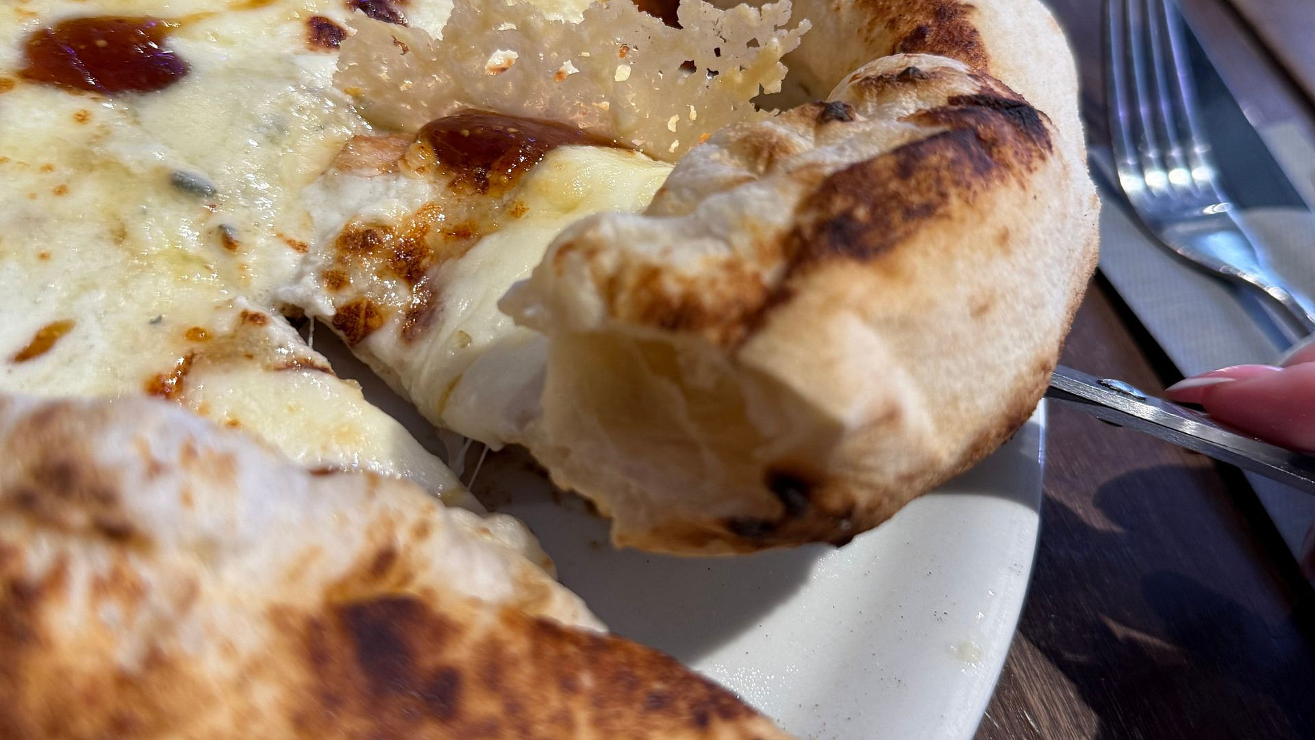 Našli jsme nejlepší pizzu v Brně: Neapolskou klasiku si vychutnáte do 300 korun, za zážitek si trochu připlatíte