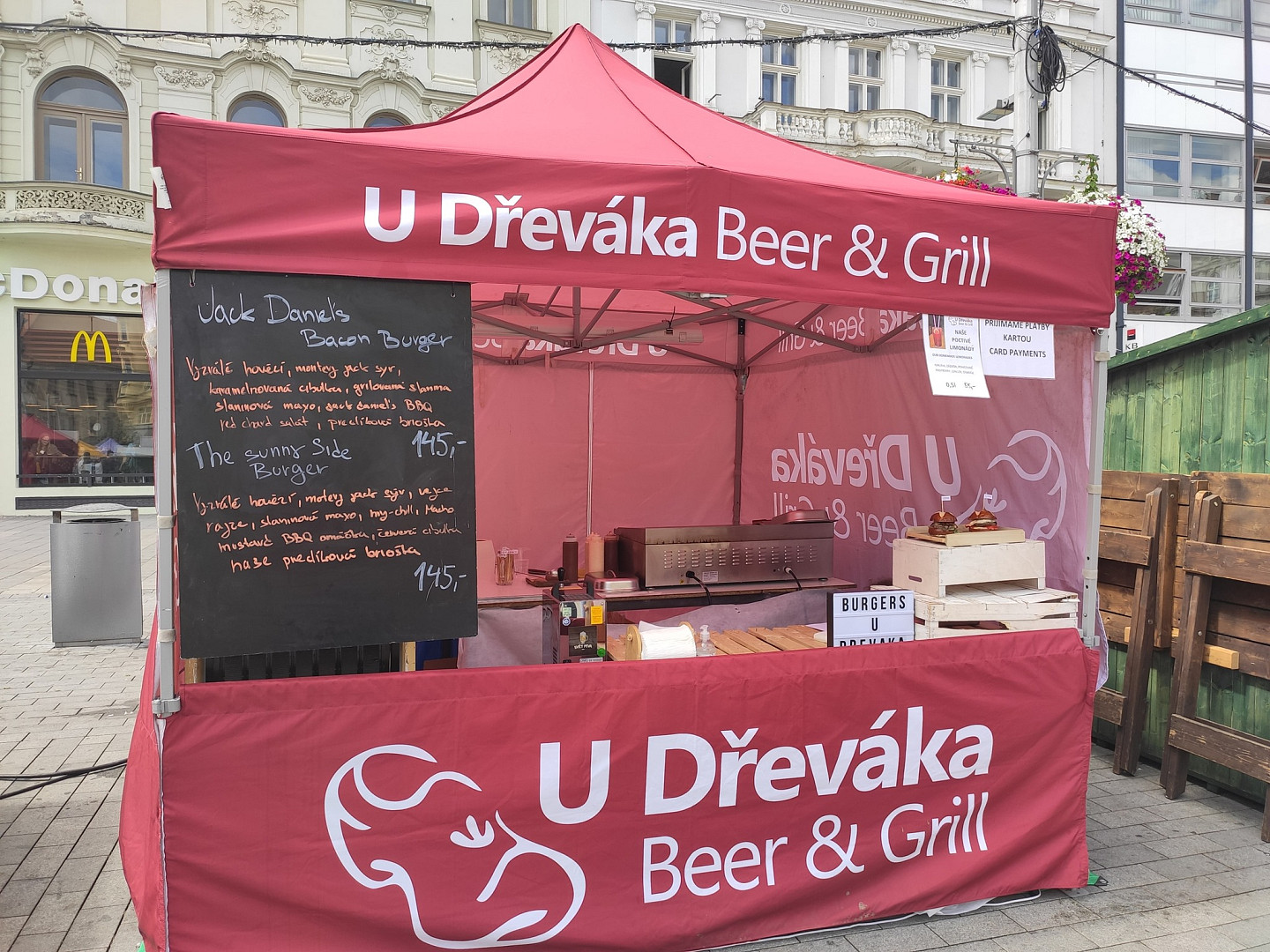 U Dřeváka nabízí burgery, které ovládly mnoho soutěží: Nelovíme módní vlny, ale držíme kvalitu, říká majitel Radek Klimeš