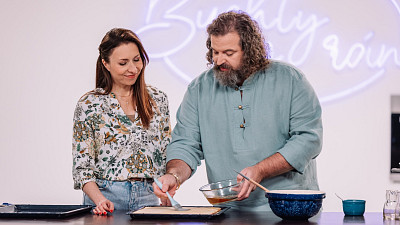 Korpusy se zvlhčí rumovým sirupem. Zdroj: se souhlasem České televize, Marie Baráková