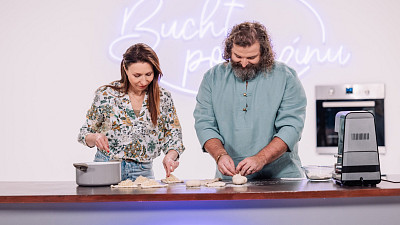 Uvnitř je náplň z dušeného zelí. Zdroj: se souhlasem České televize, Marie Baráková