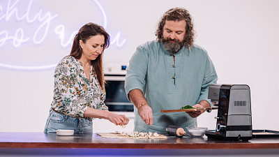 Tereza s Josefem jsou sehraní, takže jejich pečení je radost sledovat. Zdroj: se souhlasem České televize, Marie Anna Baráková