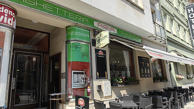 Pizzerii Aria najdete naproti hlavní budově nádraží. Zdroj: Toprecepty