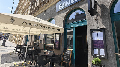 Benedict nabízí místní pivo i českou kuchyni. Zdroj: Toprecepty
