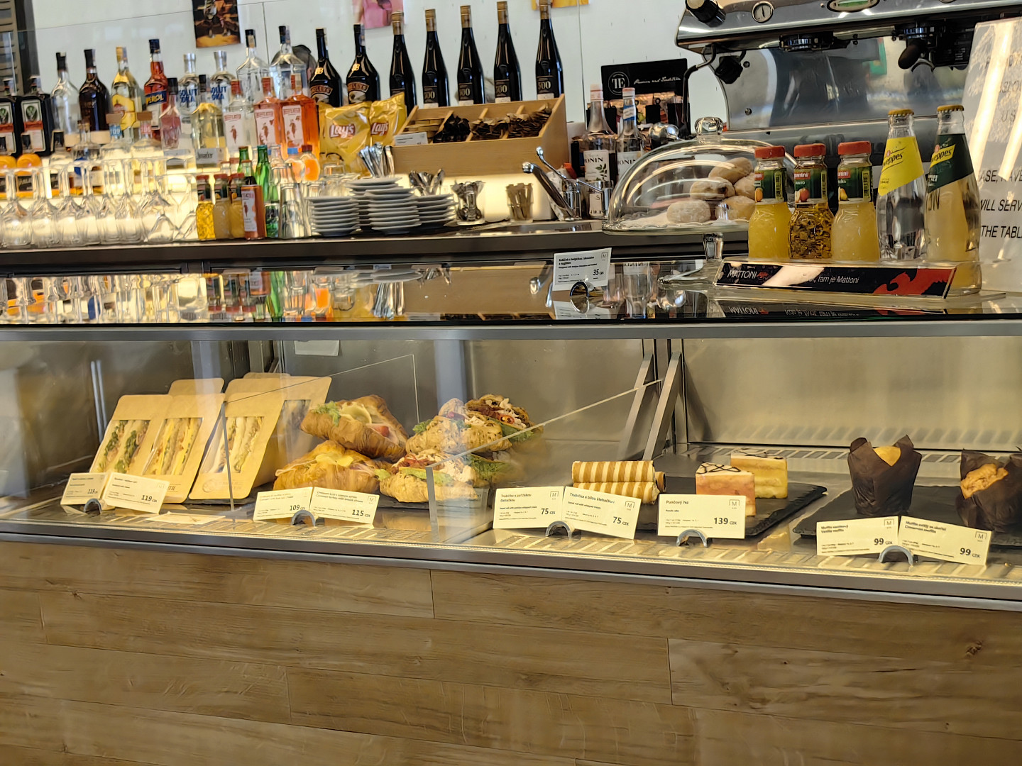 I na pražském letišti je možné se najíst poměrně levně. Lákadlem je místní jídelna, fastfoody i plzeňská restaurace