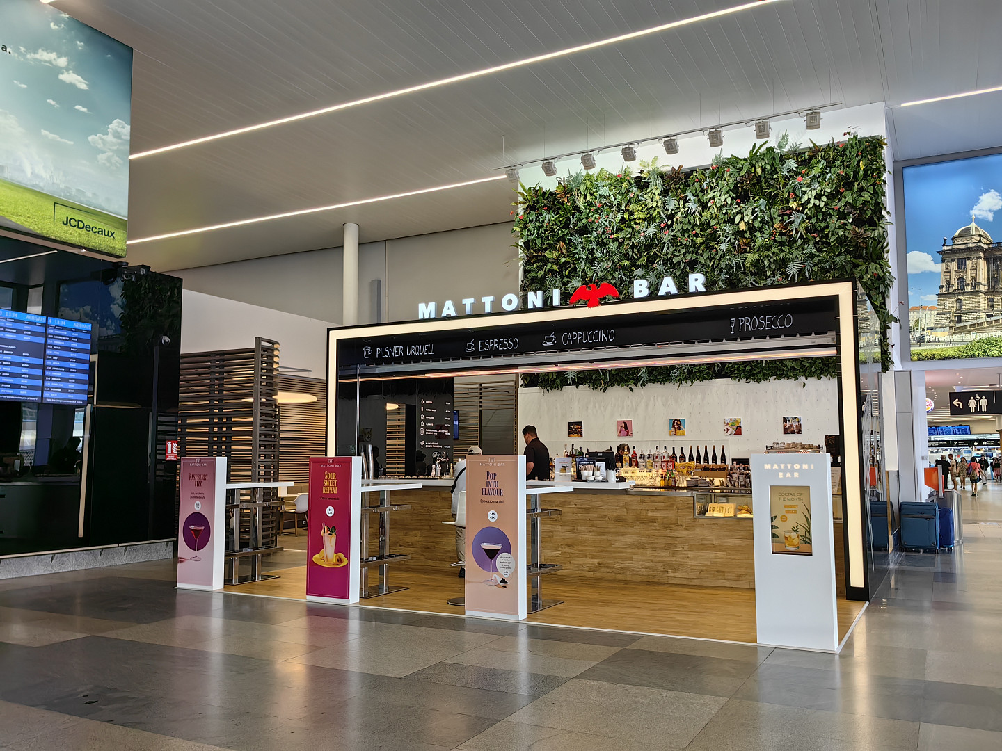I na pražském letišti je možné se najíst poměrně levně. Lákadlem je místní jídelna, fastfoody i plzeňská restaurace