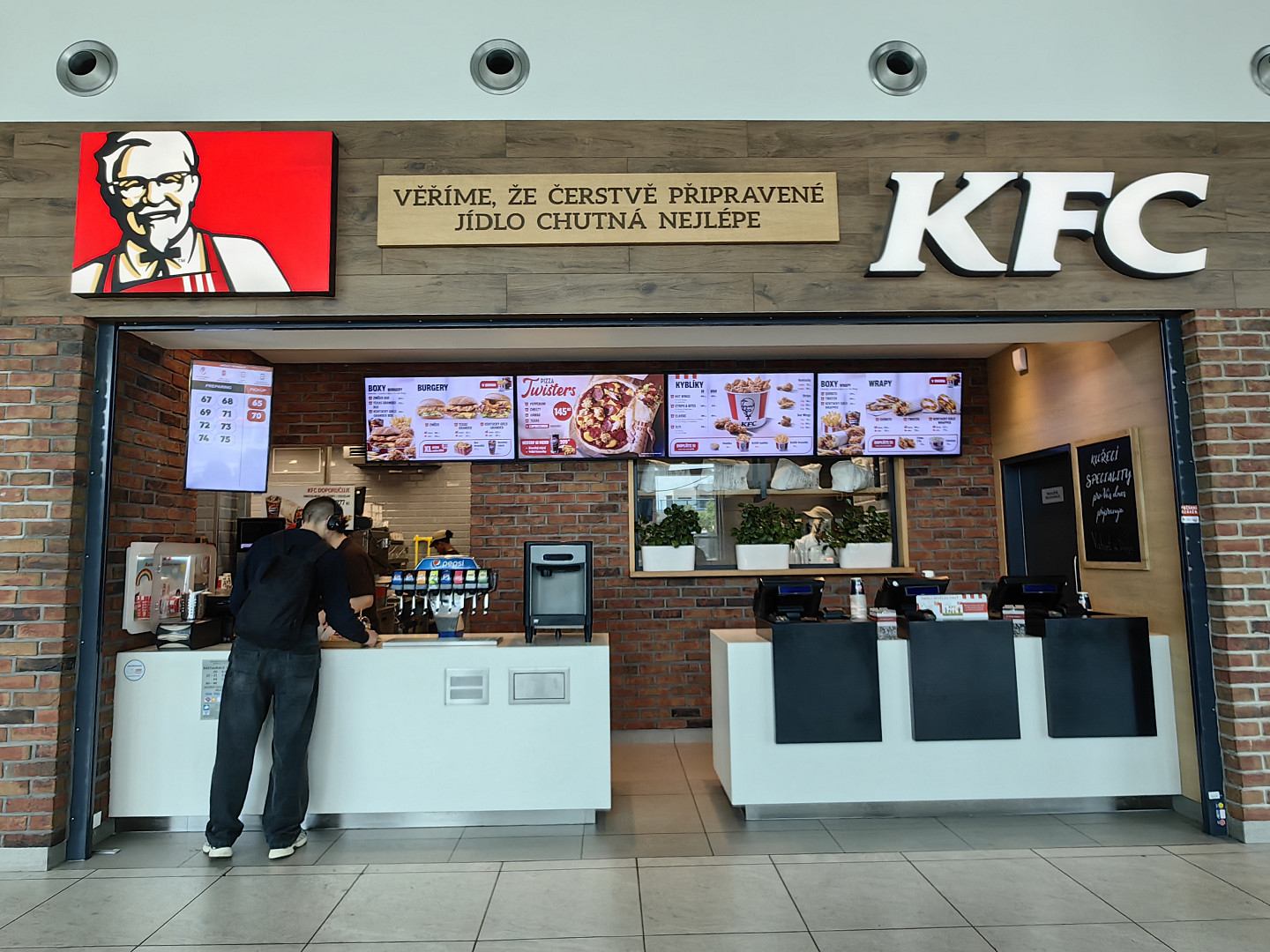 I na pražském letišti je možné se najíst poměrně levně. Lákadlem je místní jídelna, fastfoody i plzeňská restaurace