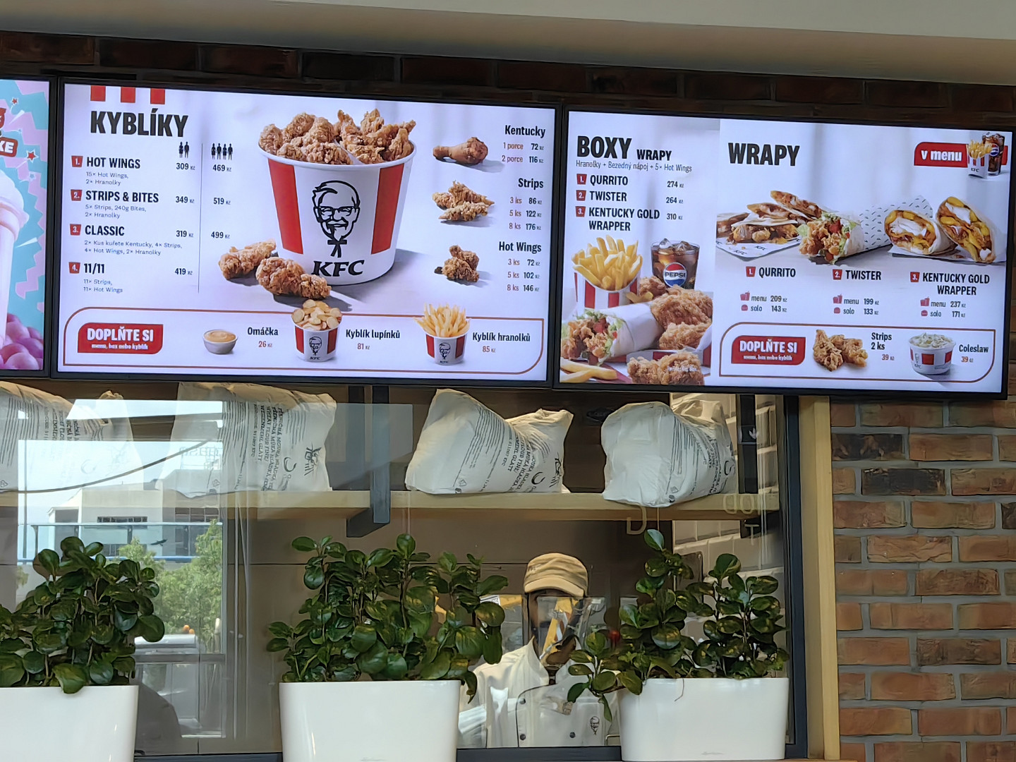 I na pražském letišti je možné se najíst poměrně levně. Lákadlem je místní jídelna, fastfoody i plzeňská restaurace