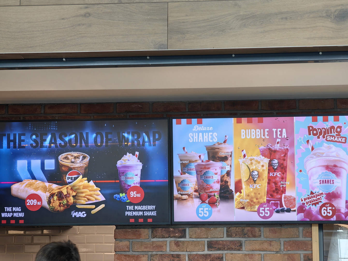 I na pražském letišti je možné se najíst poměrně levně. Lákadlem je místní jídelna, fastfoody i plzeňská restaurace