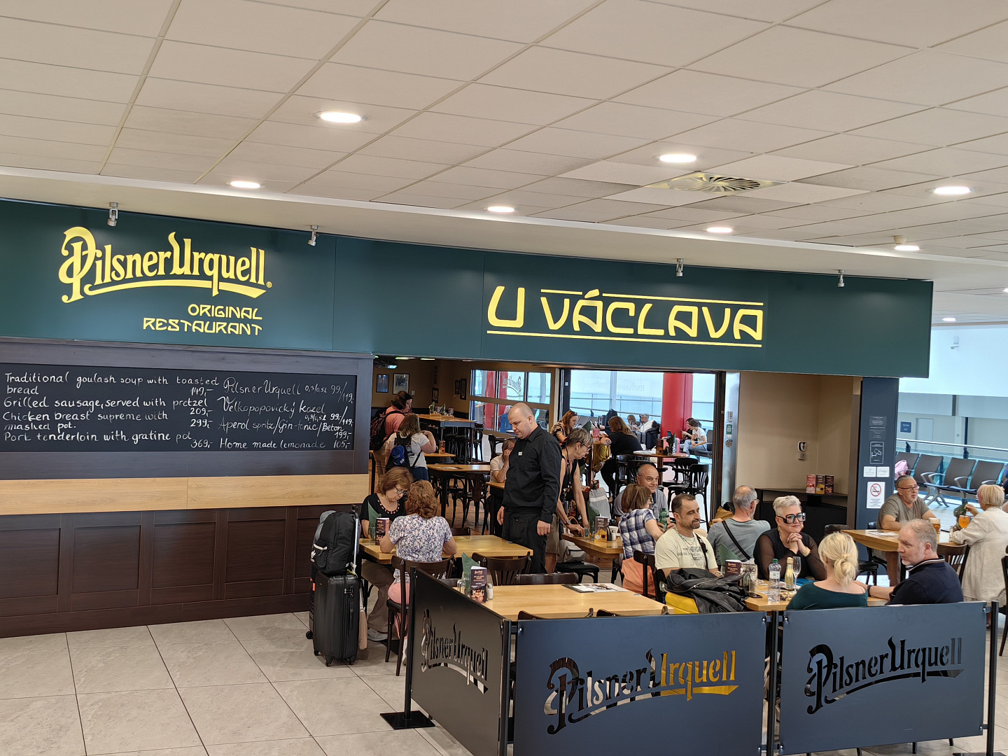 I na pražském letišti je možné se najíst poměrně levně. Lákadlem je místní jídelna, fastfoody i plzeňská restaurace
