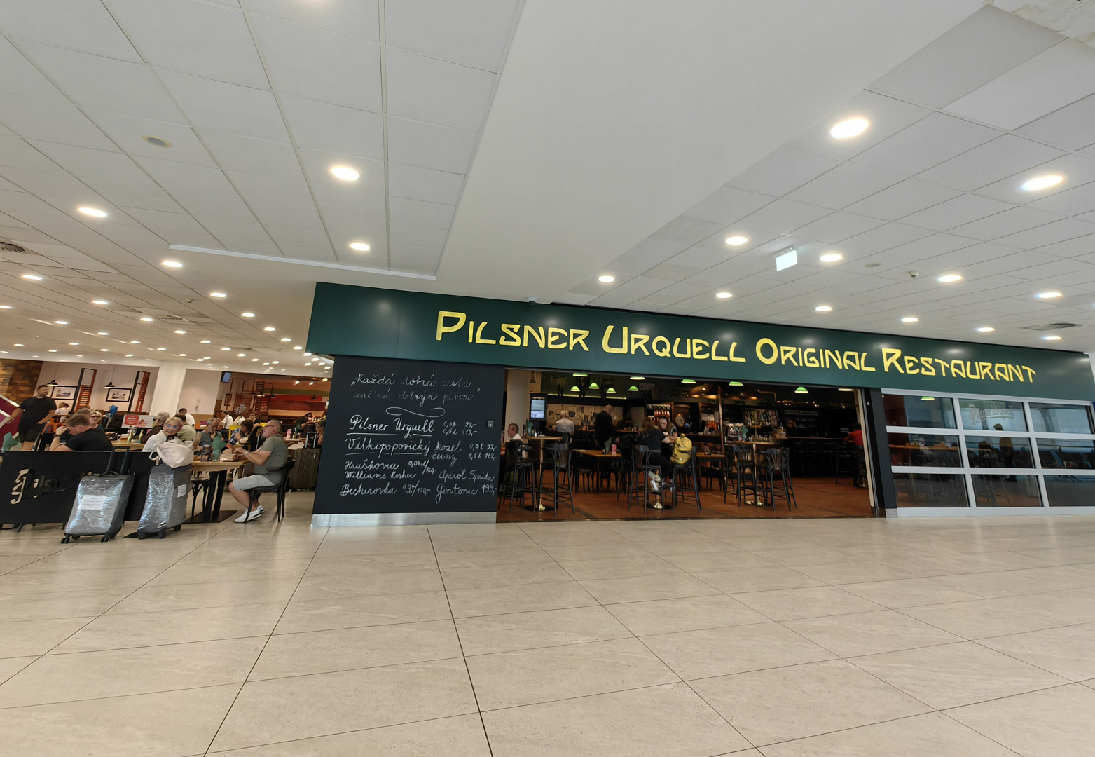 I na pražském letišti je možné se najíst poměrně levně. Lákadlem je místní jídelna, fastfoody i plzeňská restaurace