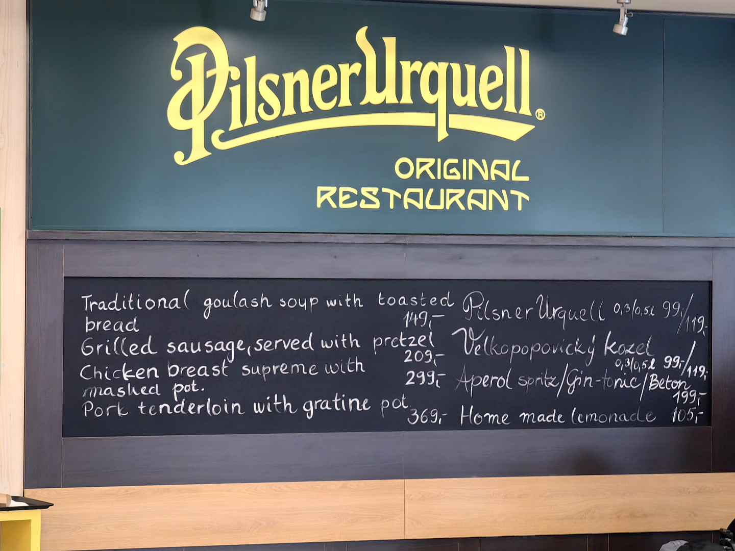 I na pražském letišti je možné se najíst poměrně levně. Lákadlem je místní jídelna, fastfoody i plzeňská restaurace