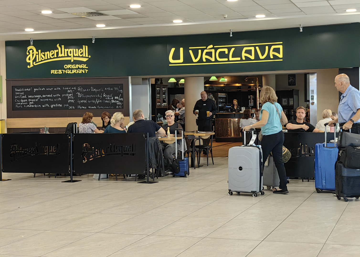 I na pražském letišti je možné se najíst poměrně levně. Lákadlem je místní jídelna, fastfoody i plzeňská restaurace