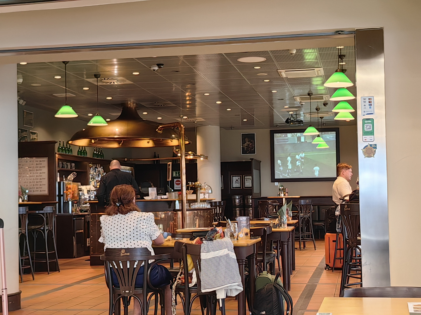 I na pražském letišti je možné se najíst poměrně levně. Lákadlem je místní jídelna, fastfoody i plzeňská restaurace