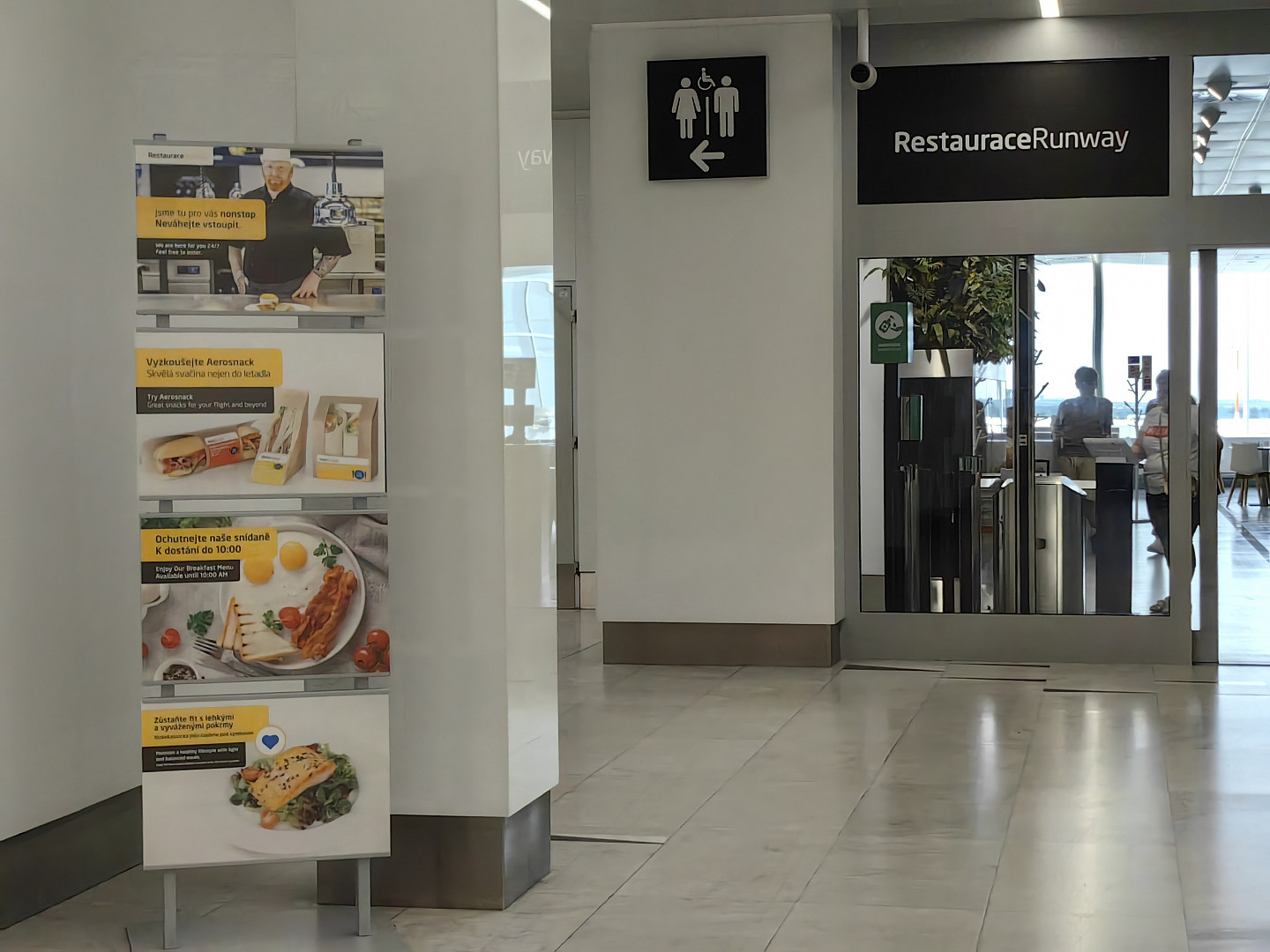 I na pražském letišti je možné se najíst poměrně levně. Lákadlem je místní jídelna, fastfoody i plzeňská restaurace