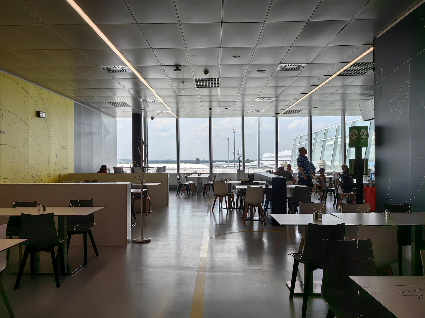 I na pražském letišti je možné se najíst poměrně levně. Lákadlem je místní jídelna, fastfoody i plzeňská restaurace