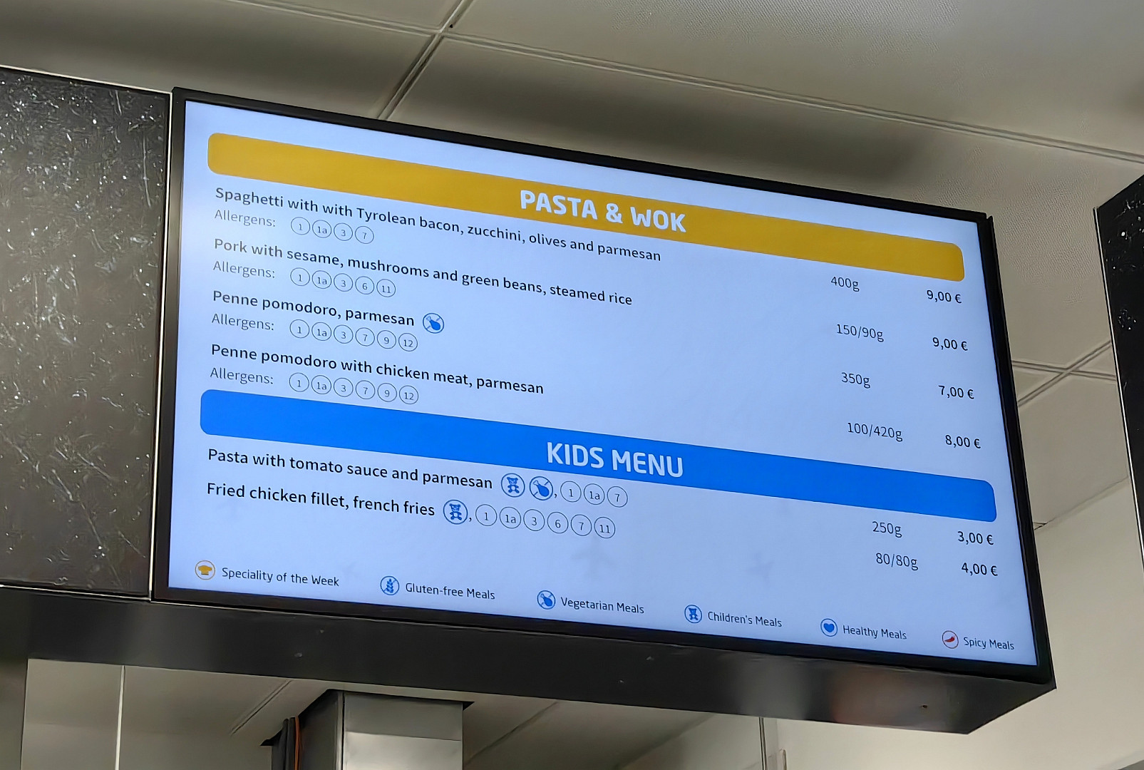 I na pražském letišti je možné se najíst poměrně levně. Lákadlem je místní jídelna, fastfoody i plzeňská restaurace