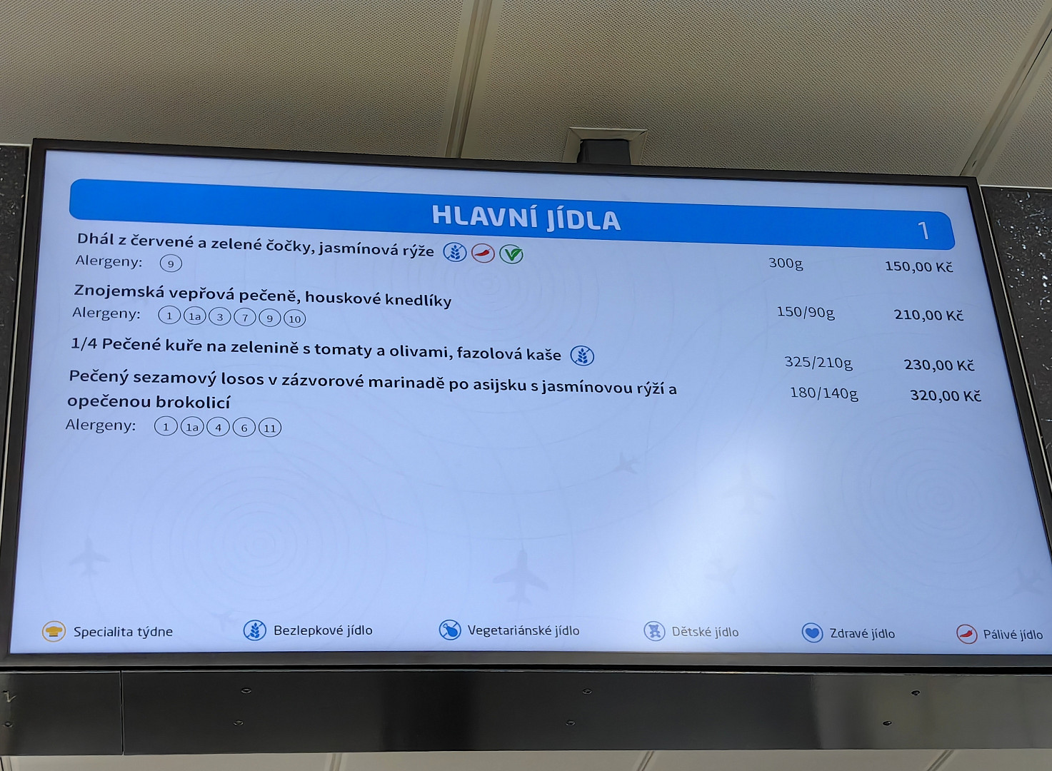 I na pražském letišti je možné se najíst poměrně levně. Lákadlem je místní jídelna, fastfoody i plzeňská restaurace