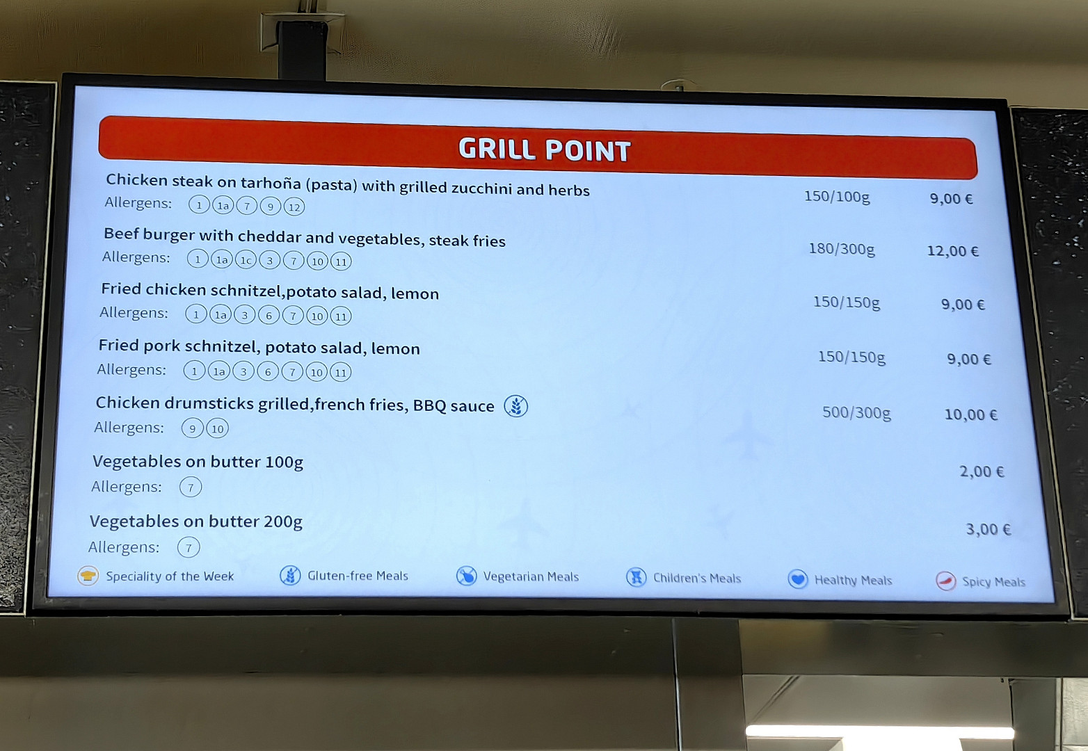I na pražském letišti je možné se najíst poměrně levně. Lákadlem je místní jídelna, fastfoody i plzeňská restaurace