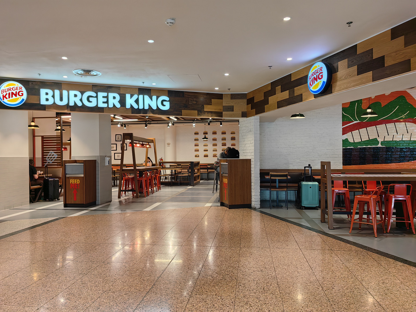 I na pražském letišti je možné se najíst poměrně levně. Lákadlem je místní jídelna, fastfoody i plzeňská restaurace