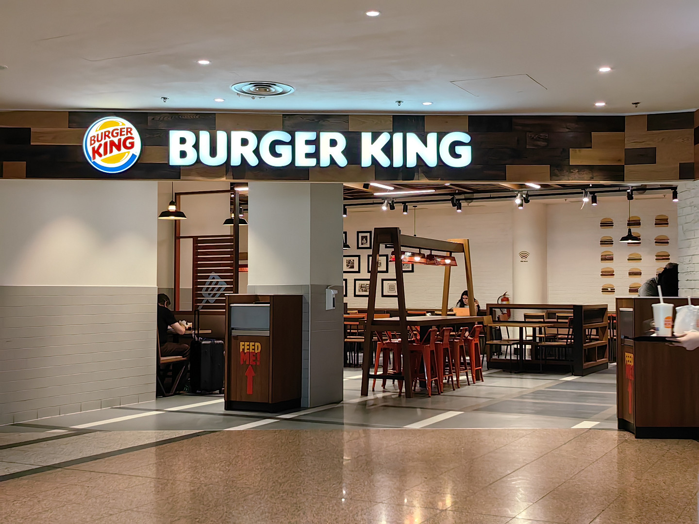 I na pražském letišti je možné se najíst poměrně levně. Lákadlem je místní jídelna, fastfoody i plzeňská restaurace