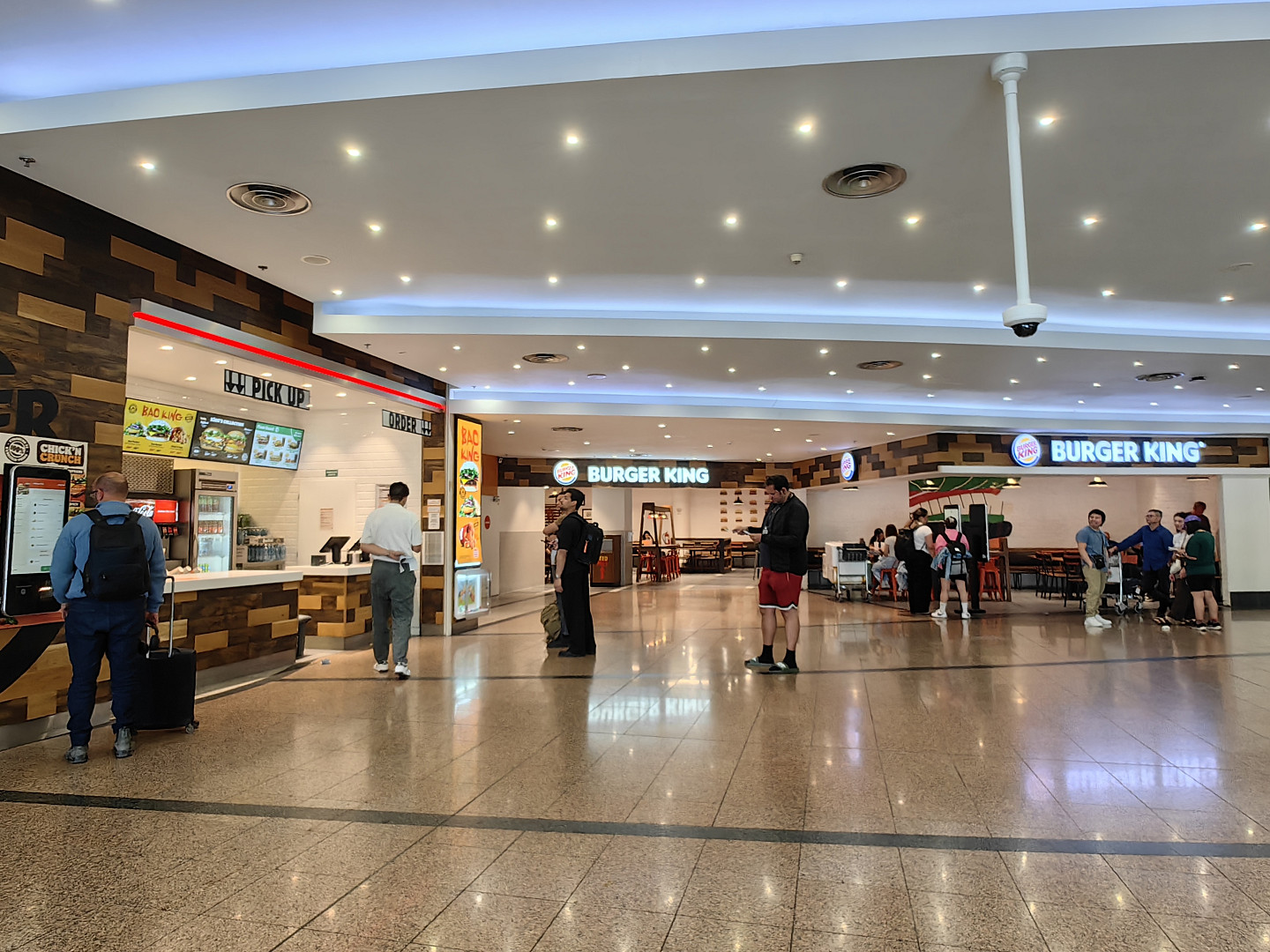 I na pražském letišti je možné se najíst poměrně levně. Lákadlem je místní jídelna, fastfoody i plzeňská restaurace