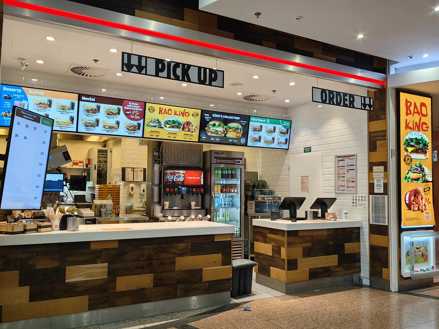 I na pražském letišti je možné se najíst poměrně levně. Lákadlem je místní jídelna, fastfoody i plzeňská restaurace
