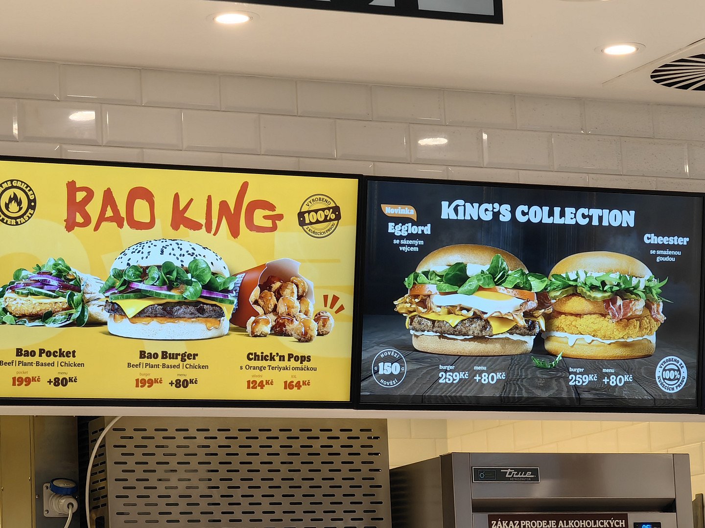 I na pražském letišti je možné se najíst poměrně levně. Lákadlem je místní jídelna, fastfoody i plzeňská restaurace