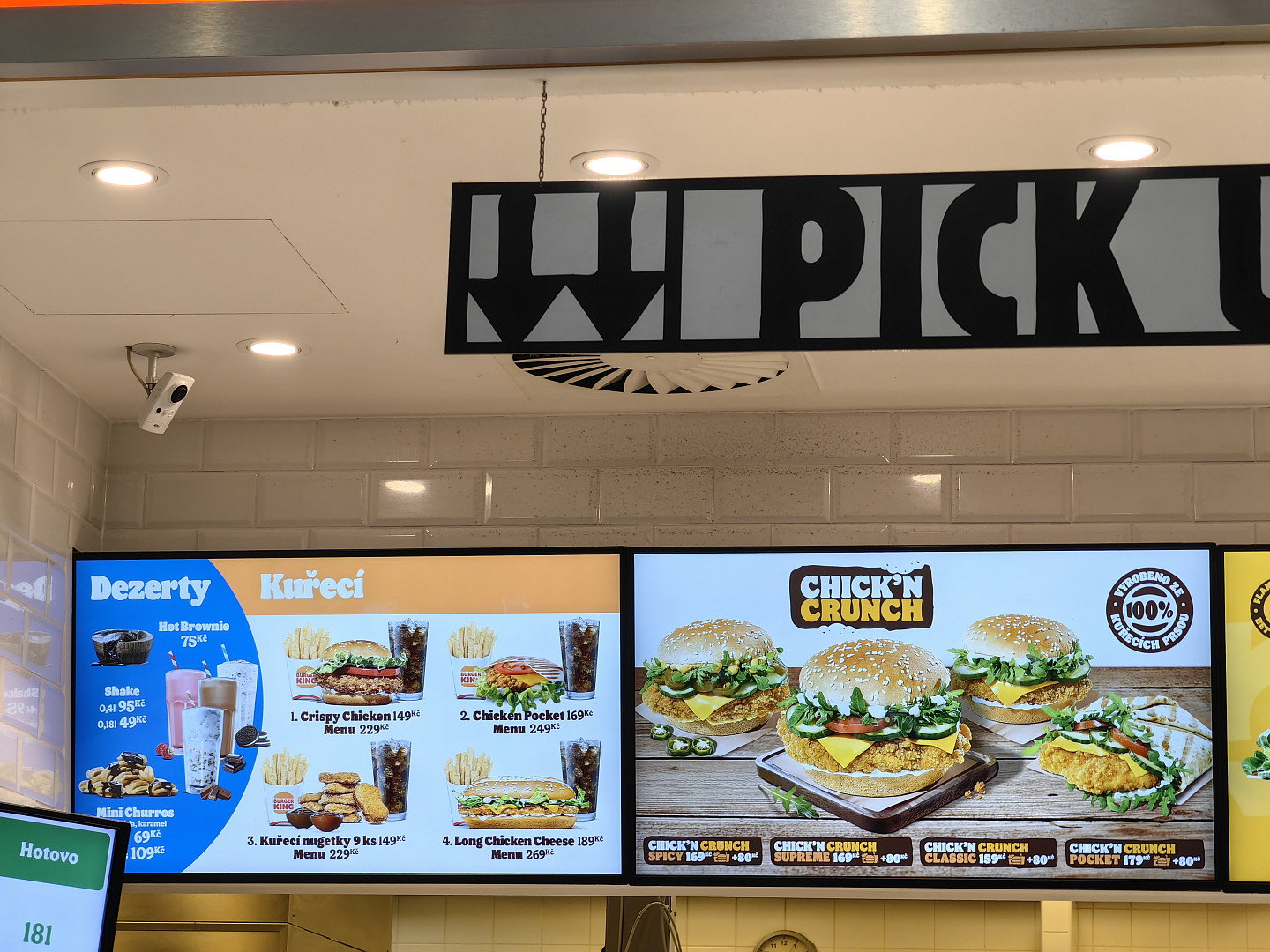 I na pražském letišti je možné se najíst poměrně levně. Lákadlem je místní jídelna, fastfoody i plzeňská restaurace