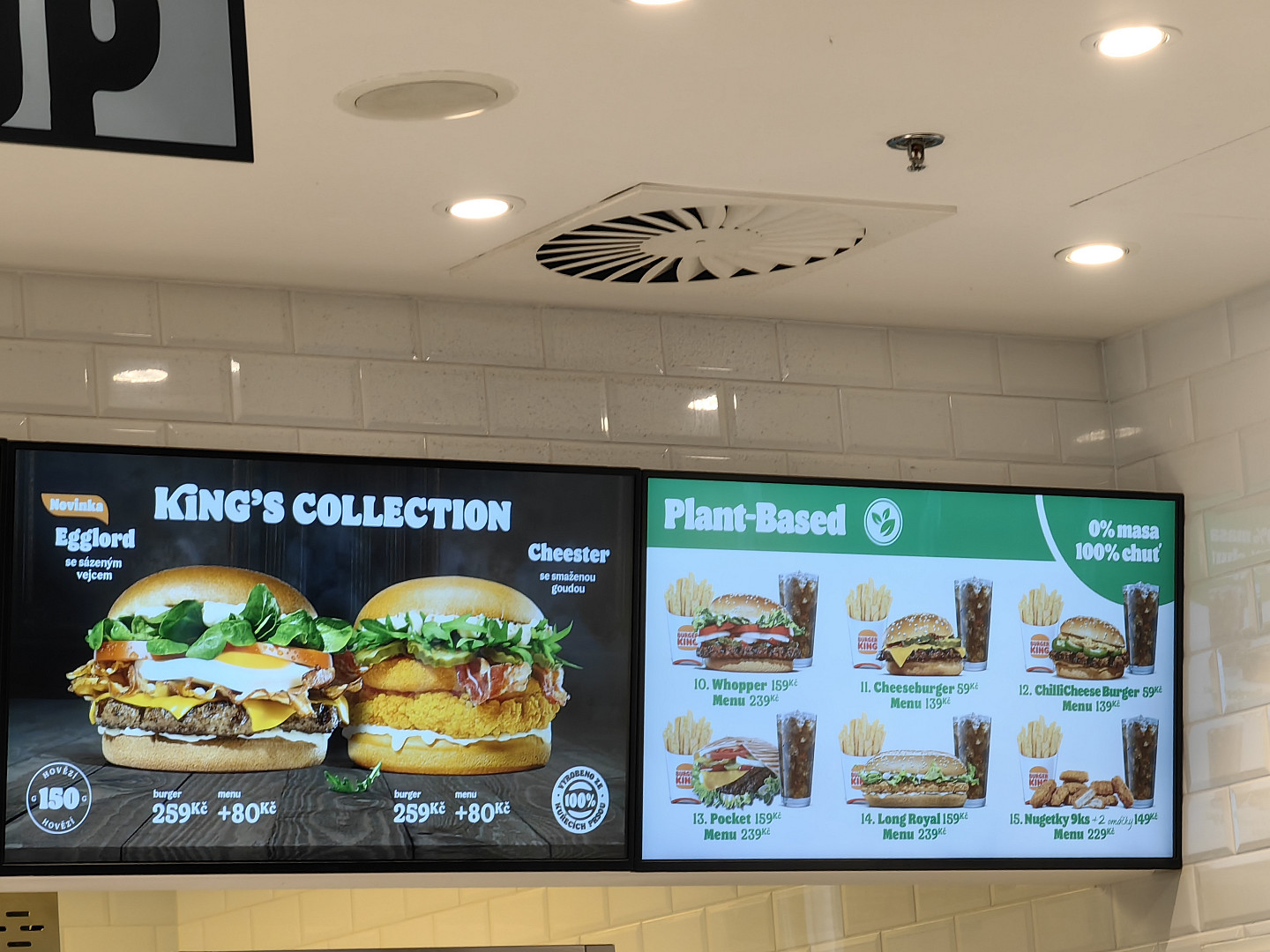 I na pražském letišti je možné se najíst poměrně levně. Lákadlem je místní jídelna, fastfoody i plzeňská restaurace