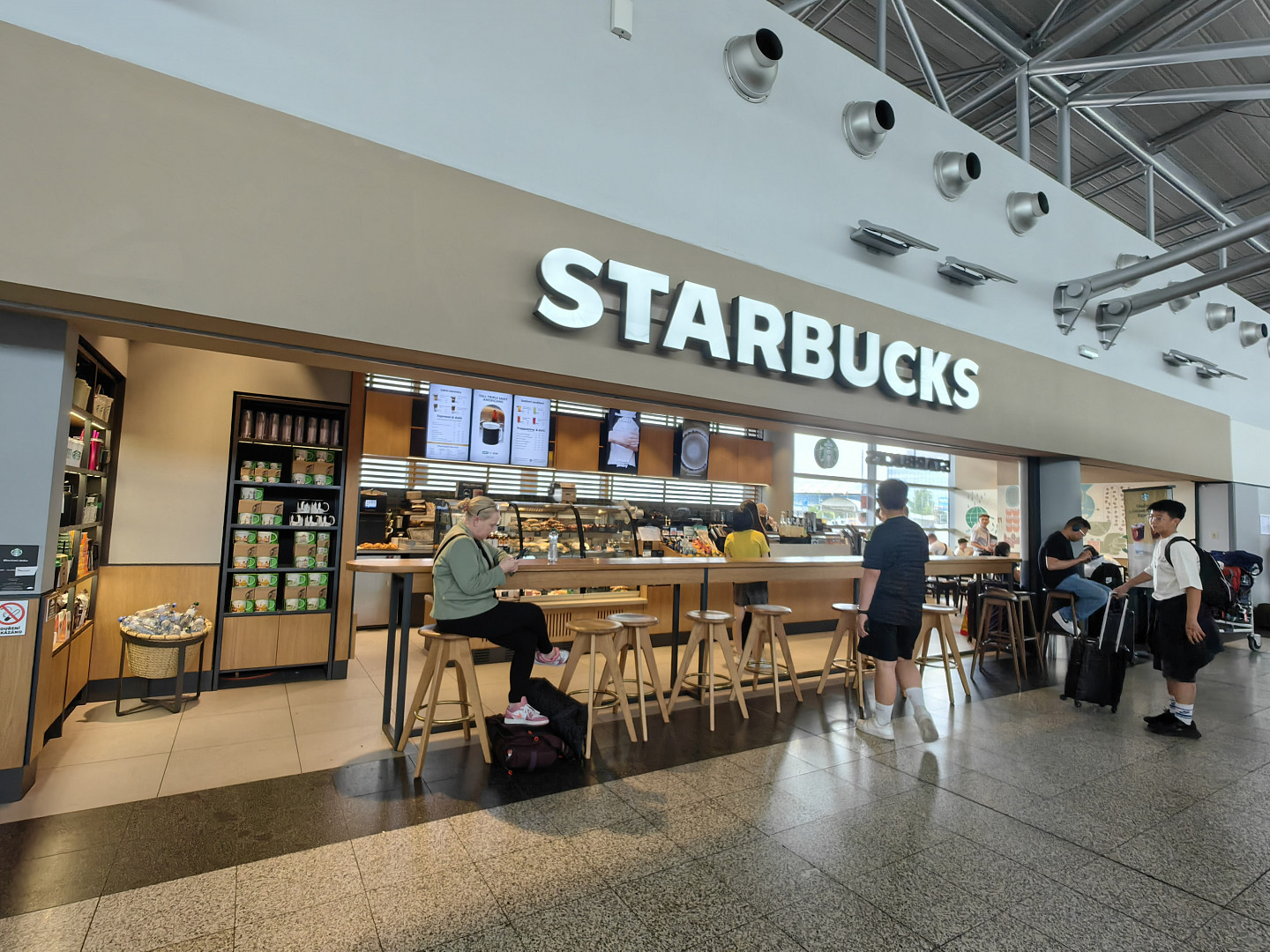 I na pražském letišti je možné se najíst poměrně levně. Lákadlem je místní jídelna, fastfoody i plzeňská restaurace