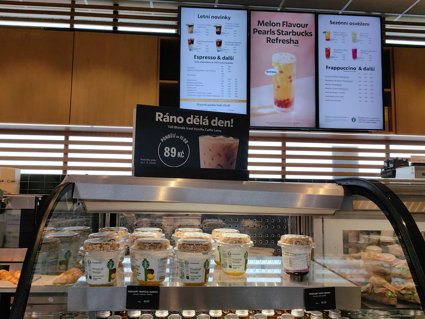 I na pražském letišti je možné se najíst poměrně levně. Lákadlem je místní jídelna, fastfoody i plzeňská restaurace