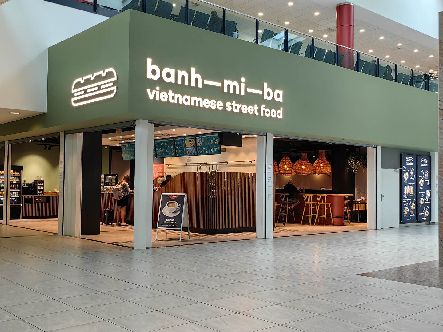 I na pražském letišti je možné se najíst poměrně levně. Lákadlem je místní jídelna, fastfoody i plzeňská restaurace