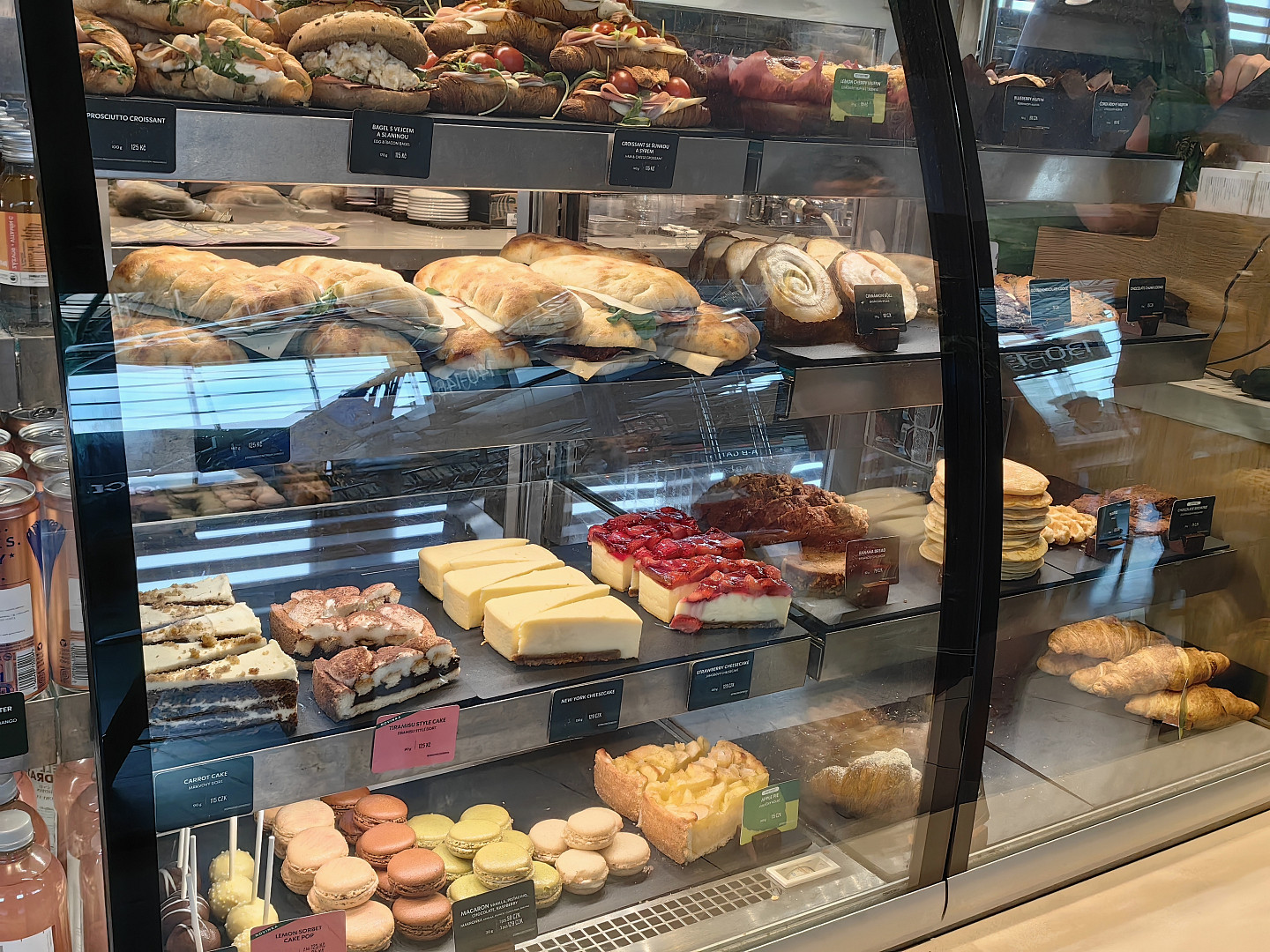 I na pražském letišti je možné se najíst poměrně levně. Lákadlem je místní jídelna, fastfoody i plzeňská restaurace