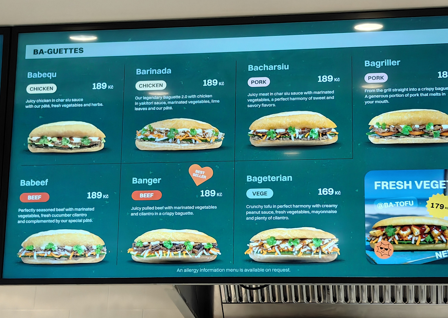 I na pražském letišti je možné se najíst poměrně levně. Lákadlem je místní jídelna, fastfoody i plzeňská restaurace